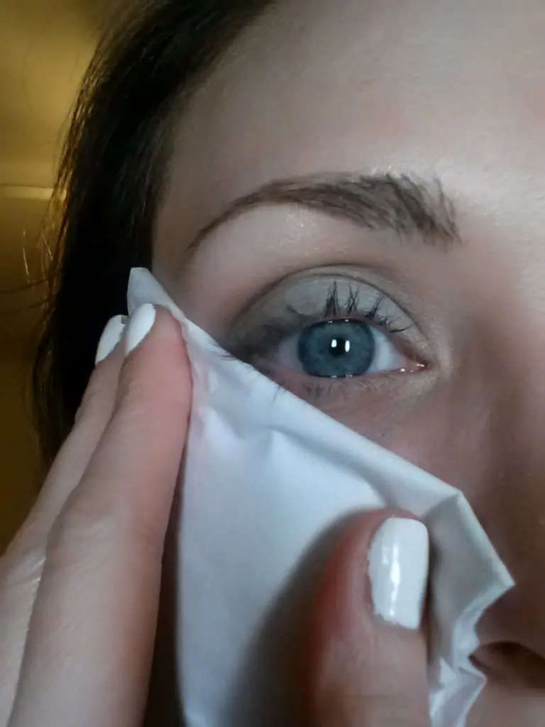 Eyeshadow tissue